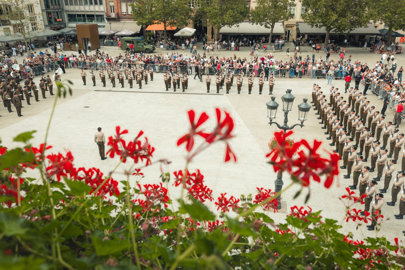 les soldats en formation avec l^hôtel de Ville en arrière-plan