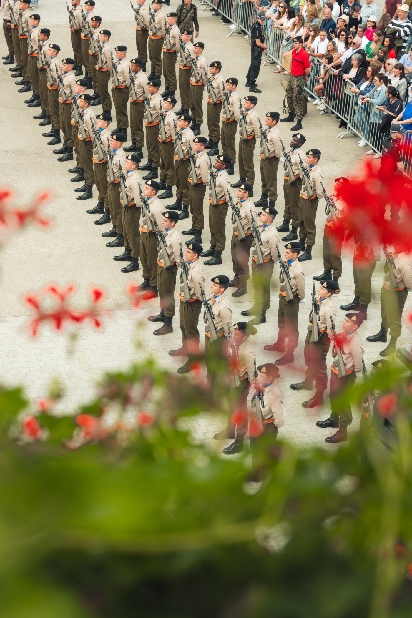 les soldats en formation avec l^hôtel de Ville en arrière-plan