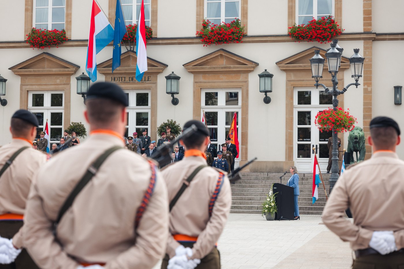 les soldats en formation avec l^hôtel de Ville en arrière-plan