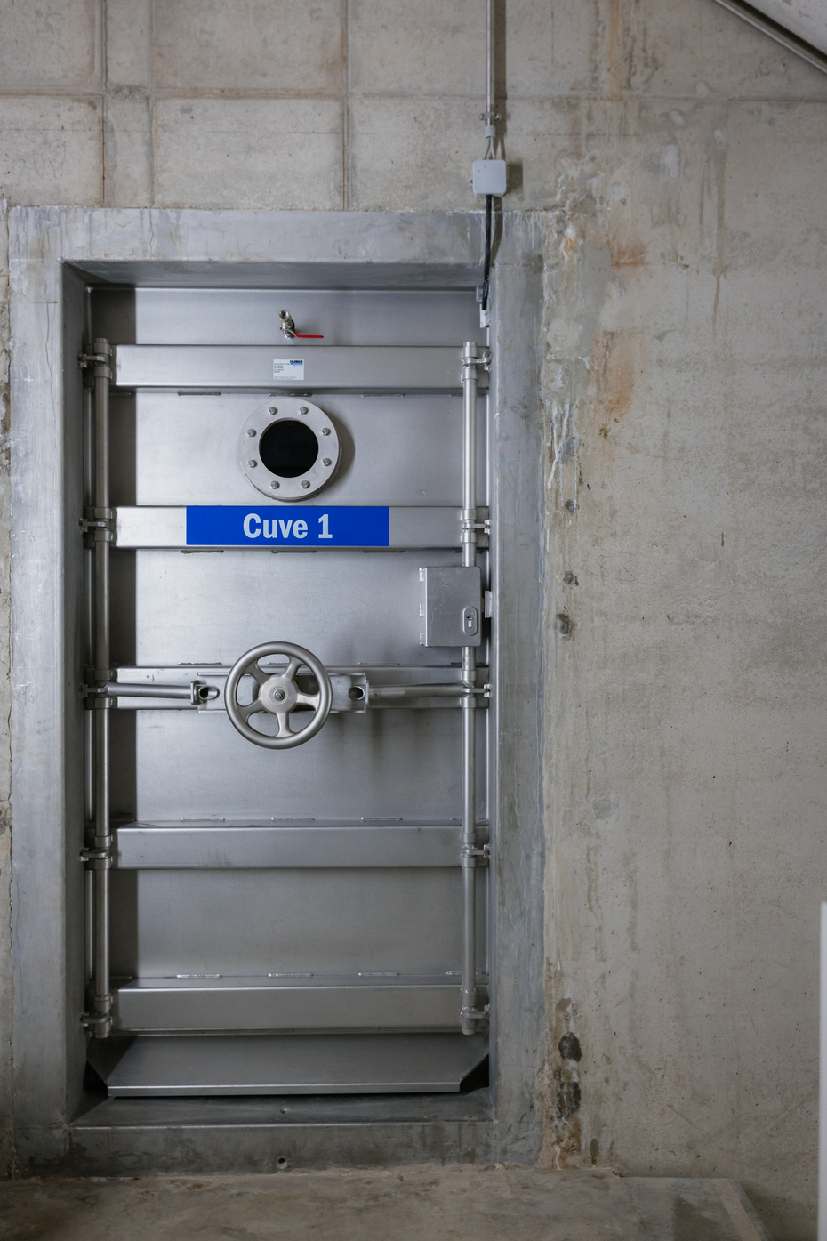 Image de la porte donnant accés à une cuve d'eau