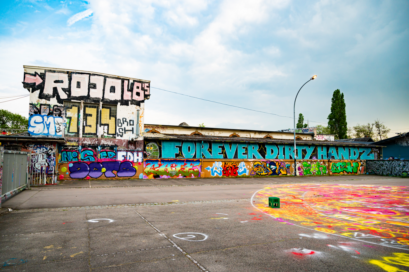 Image des Graffitis sur la façade de l'ancien abattoir