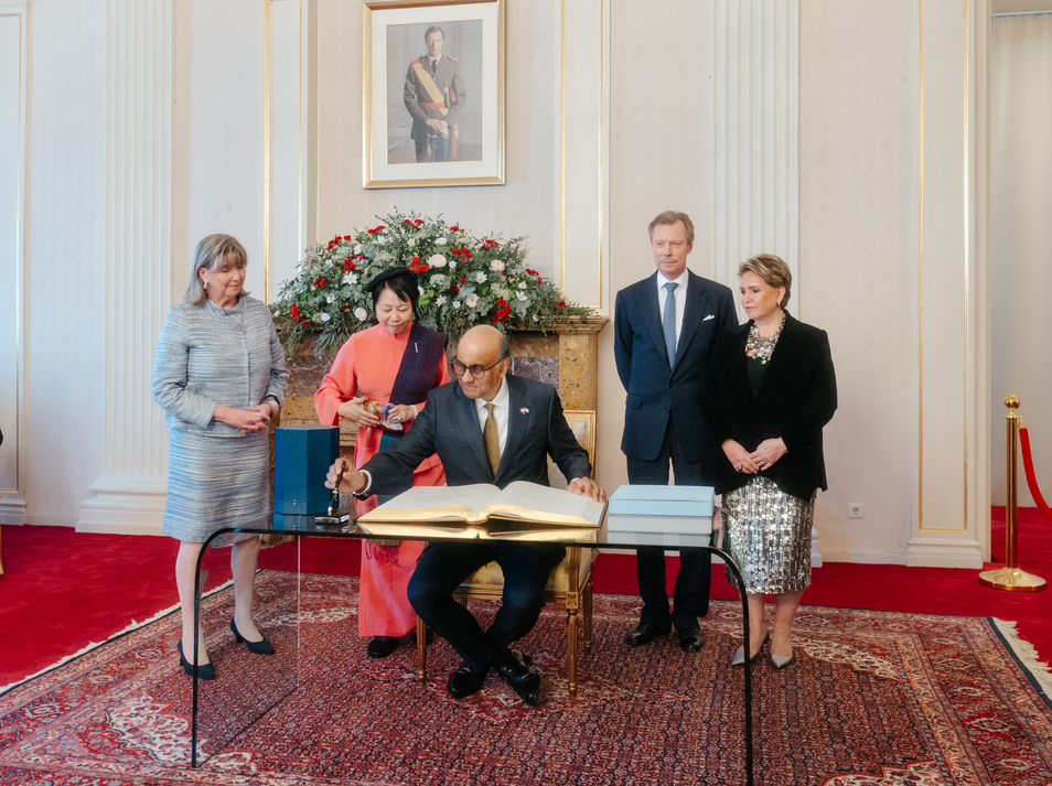 Image du président en train de signer le livre d'or