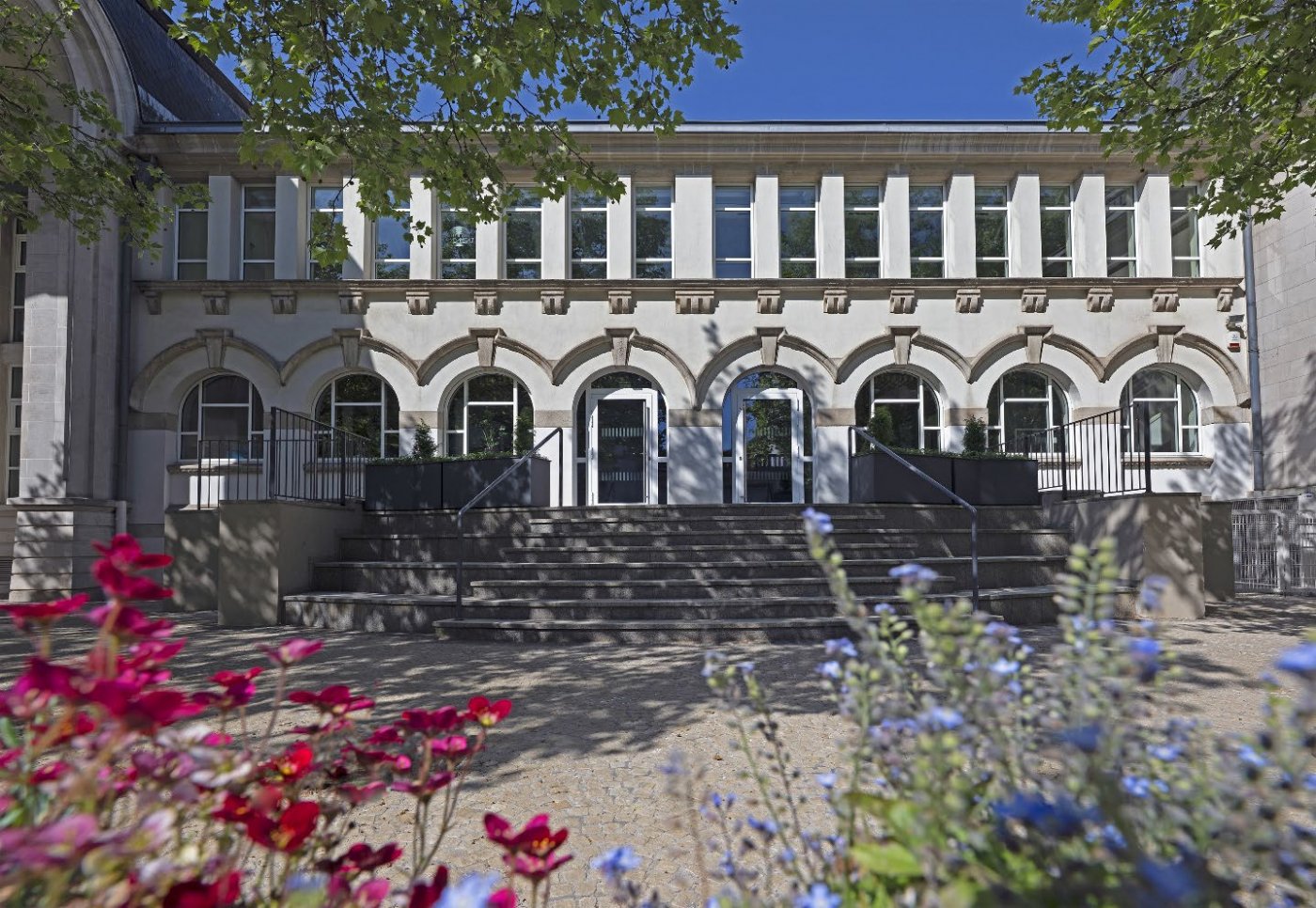Vue extérieure (Entrée principale)