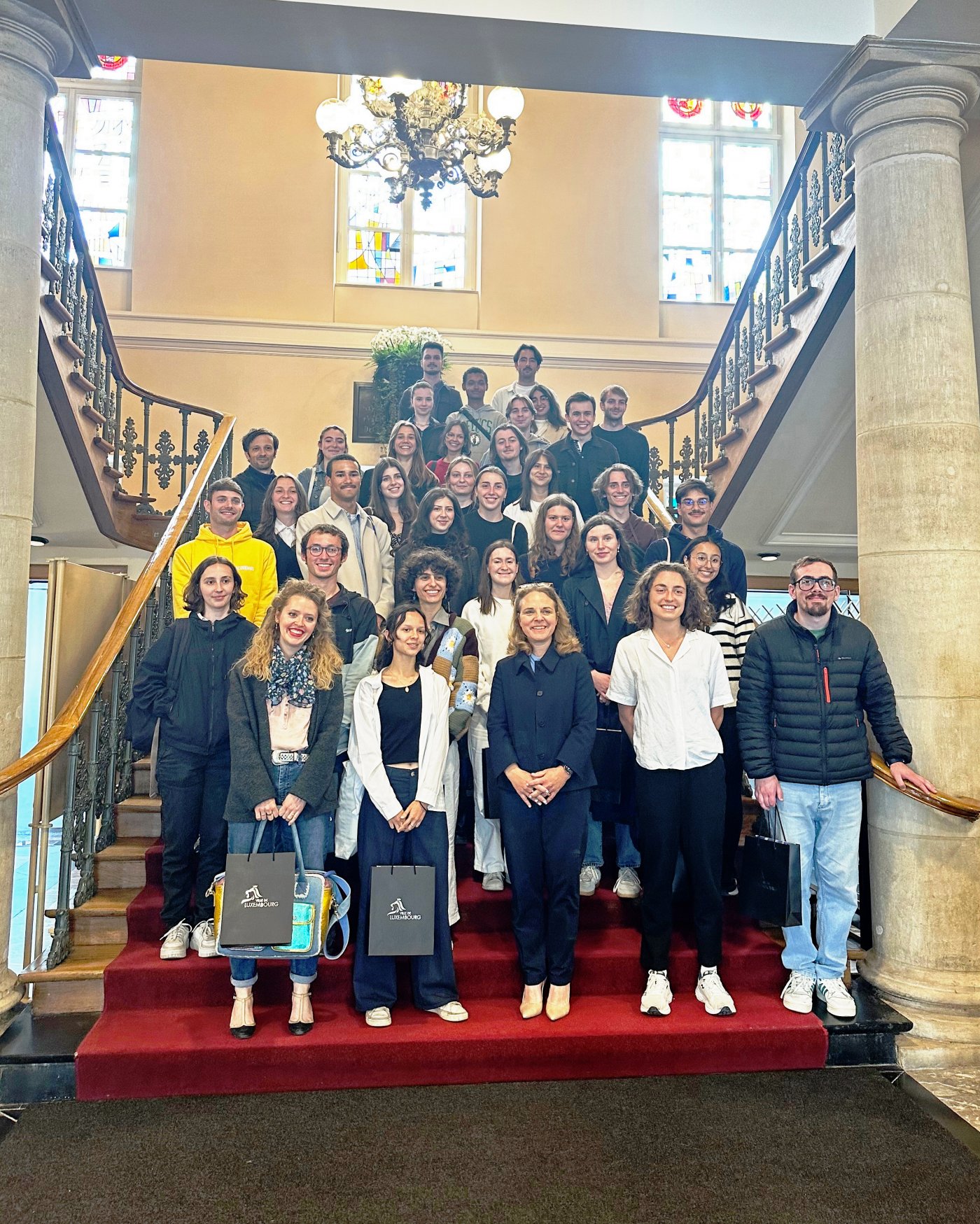 Image de groupe sur les escaliers de la mairie