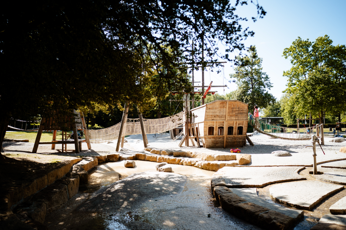 Image du "Pirateschëff" sur l'aire de jeux dans le parc municipal