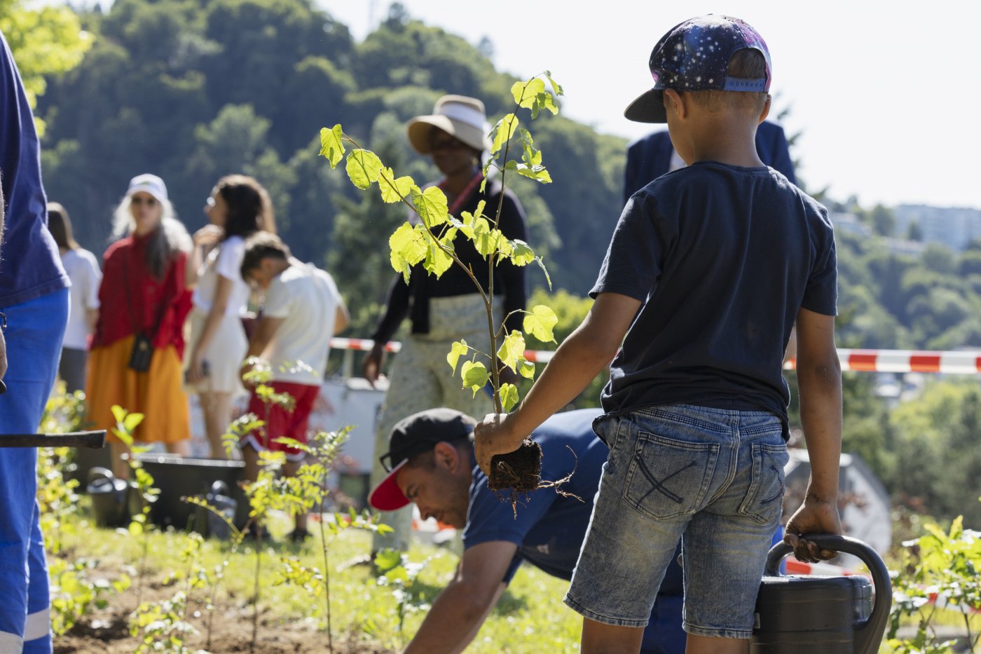 Photos prises pendant la plantation ensemble avec les enfants