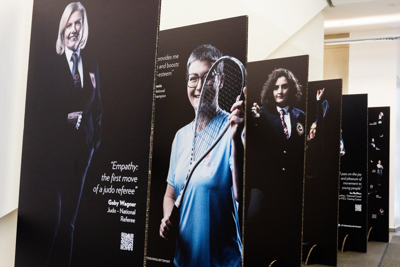 Image des panneaux avec les portraits des sportives