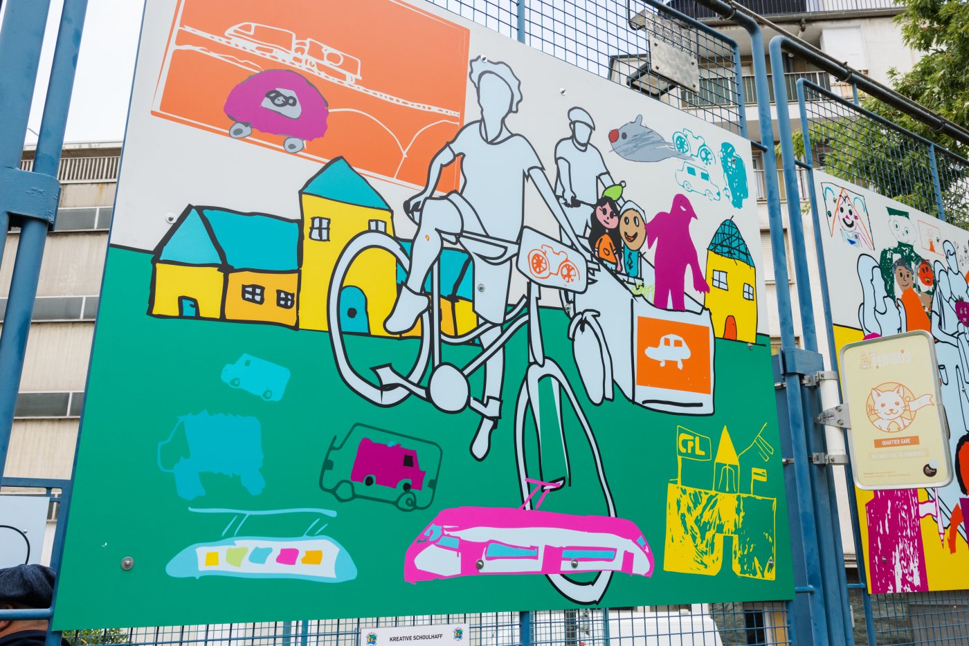 Image de panneaux décoratifs dans la cour de l'école primaire Gare