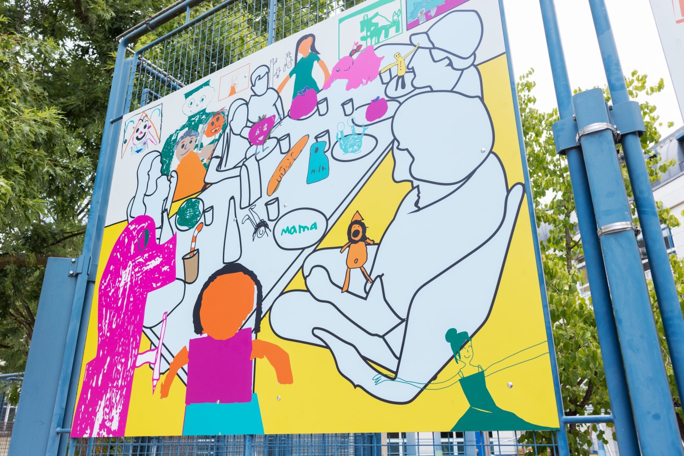 Image de panneaux décoratifs dans la cour de l'école primaire Gare