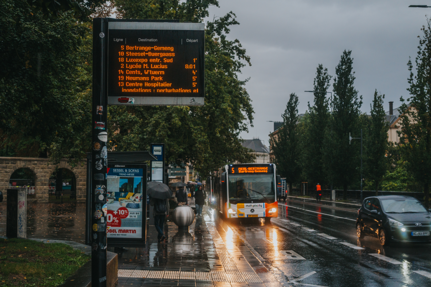 Image du panneau d'autobus indiquant qu'il y a des perturbations en raison des inondations