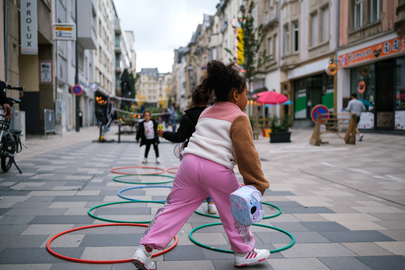 Image d'un enfant qui participe à une activité dans la Rue de Strasbourg