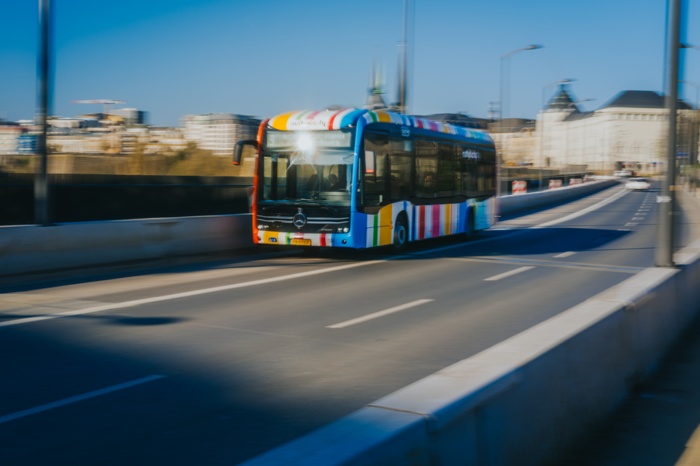 Image d'un bus sur la passerelle