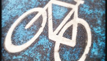 Signalisation d'une piste cyclable sur la route