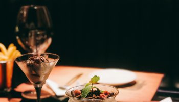 Illustration d'un dîner dans le noir