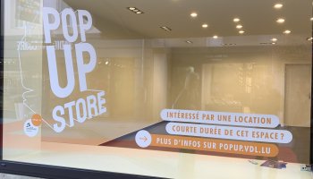 Vitrine d'un pop-up shop en ville
