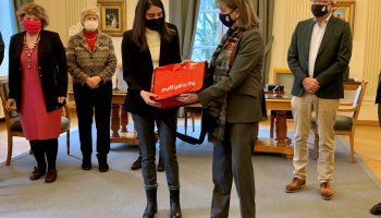 125.000e habitant de la capitale recoit un sac avec des cadeaux de la part de Madame Polfer.