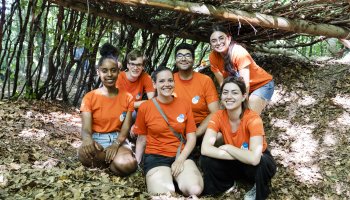 groupe d'animateurs avec t-shirts orange