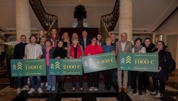 les gagnants avec les organisateurs sur l'escalier de la mairie