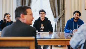 trois enfants parlent à Monsieur Maurice Bauer pendant le forum Lëtz Discuss