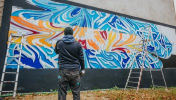 Photo de l'artiste en train de travailler sur son oeuvre