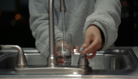 Waasser vum Krunn an e Glas fëllen