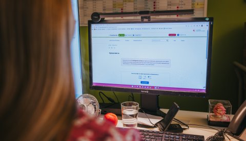 Image d'une personne qui consulte MyGuichet.lu