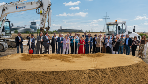 Premier coup de pelle du futur centre de remisage du tramway à la Cloche d’Or