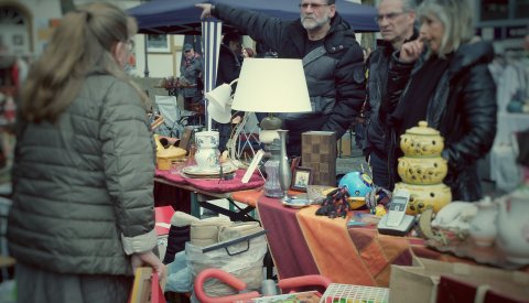 vide-grenier sur la place Guillaume II
