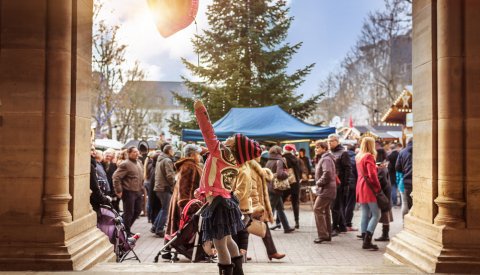 enfant jouant avec un ballon sur le marché de Noël sur la place d'Armes