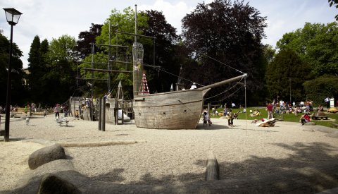 aire de jeux "bâteau pirate" au parc municipal