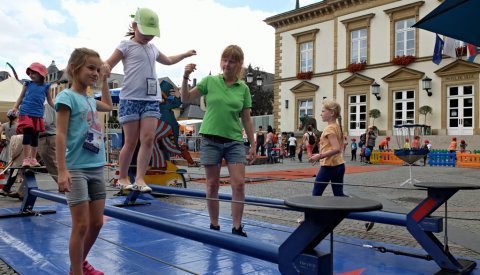 enfants jouant sur la place Guillaume II lors de la fête de jeux pour enfants Kanner in the City