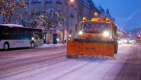 chasse-neige sur l'avenue de la Liberté, Gare