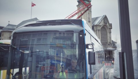 bus électro-hybride dans station de charge à la Gare de Luxembourg