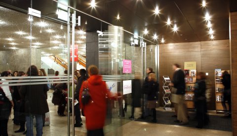 public dans le foyer du Grand Théâtre de la Ville de Luxembourg