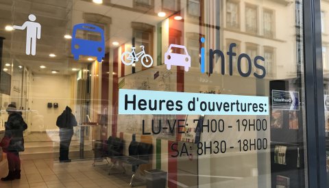 lettrage sur porte d'entrée de l'Info-Box