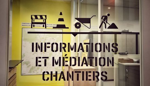 lettrage sur porte d'entrée de l'espace médiateurs de chantiers dans l'Info-Box