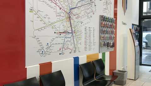espace d'attente et plan du réseau des bus dans l'Info-Box