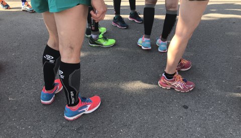 pieds des coureurs avant le départ du ING Night Marathon