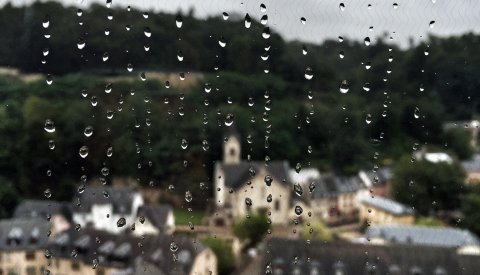 gouttes de pluie sur la fenêtre de l'ascenseur reliant la Ville-haute au Pfaffenthal