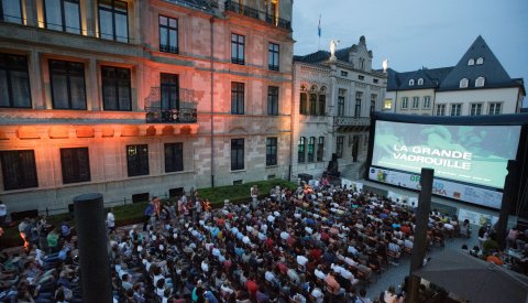 séance de cinéma en plein air devant le Palais Grand-Ducal