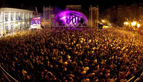 foule lors d'un concert en plein air sur la place Guillaume II
