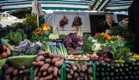 marché hebdomadaire sur la place Guillaume II