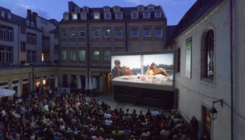 Cinéma en plein air dans la cour du Théâtre des Capucins