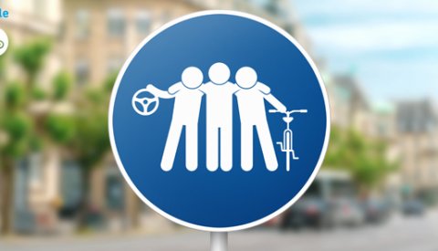 Un panneau bleu avec des pictos d'un automobiliste, piéton et cycliste