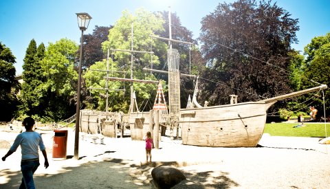 aire de jeux "bâteau pirate" au parc municipal