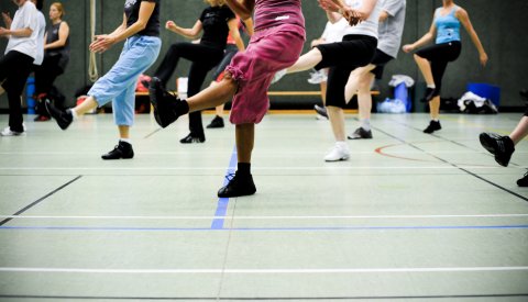 cours de gym dans un hall sportif