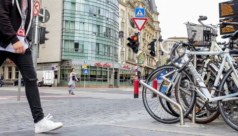 Piéton et vélos sur le parvis de la gare