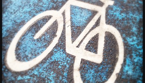Signalisation d'une piste cyclable sur la route