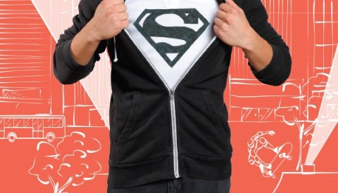 Jeune homme qui se révèle comme super héros