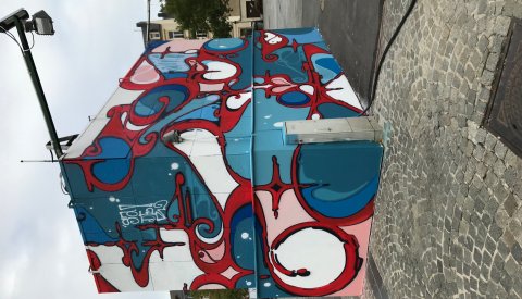 Tour de ventilation du parking de la place Guillaume II peinte par l'artiste Sader en septembre 2018